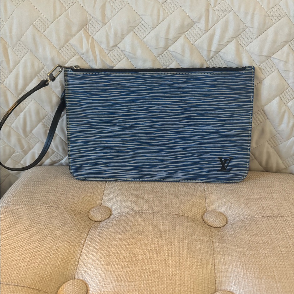 Beautiful authentic Louis Vuitton Epi Leather Blue Neverfull MM/GM Pochette